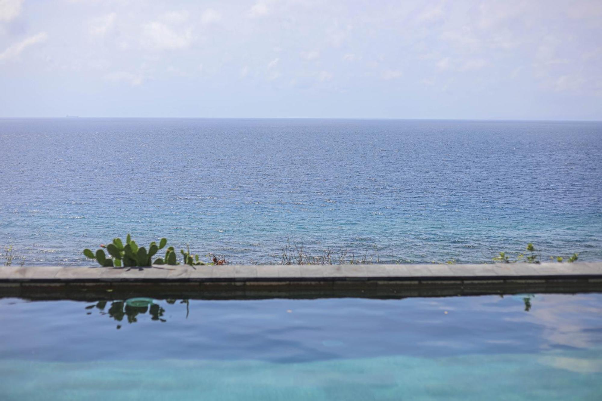 Manta Cottages With Sea View Batununggul Экстерьер фото