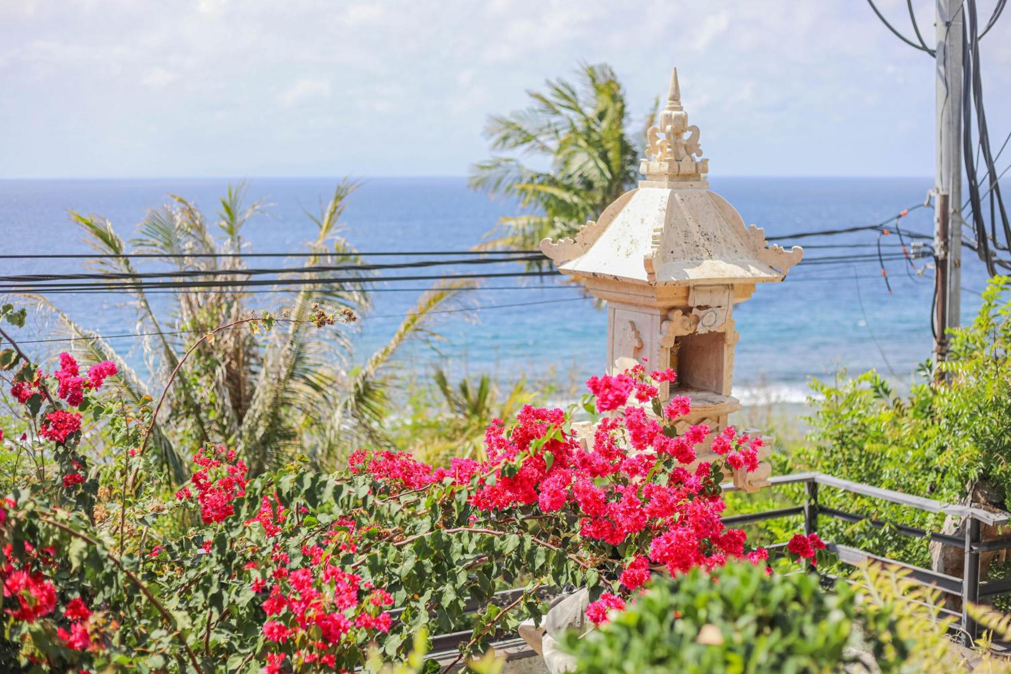Manta Cottages With Sea View Batununggul Экстерьер фото
