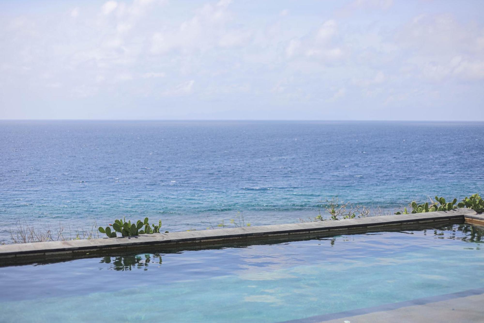 Manta Cottages With Sea View Batununggul Экстерьер фото