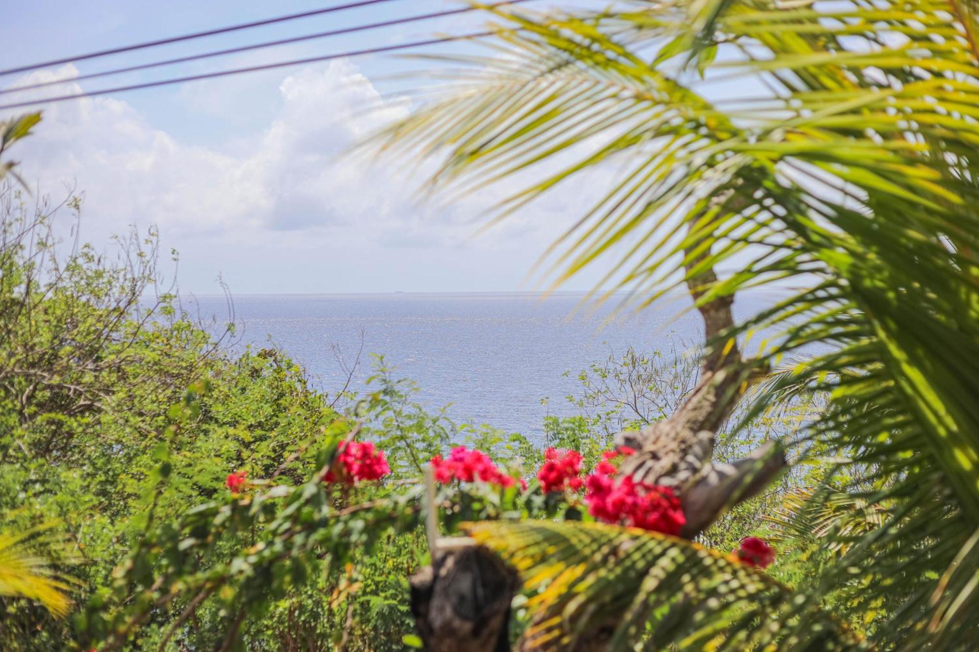 Manta Cottages With Sea View Batununggul Экстерьер фото