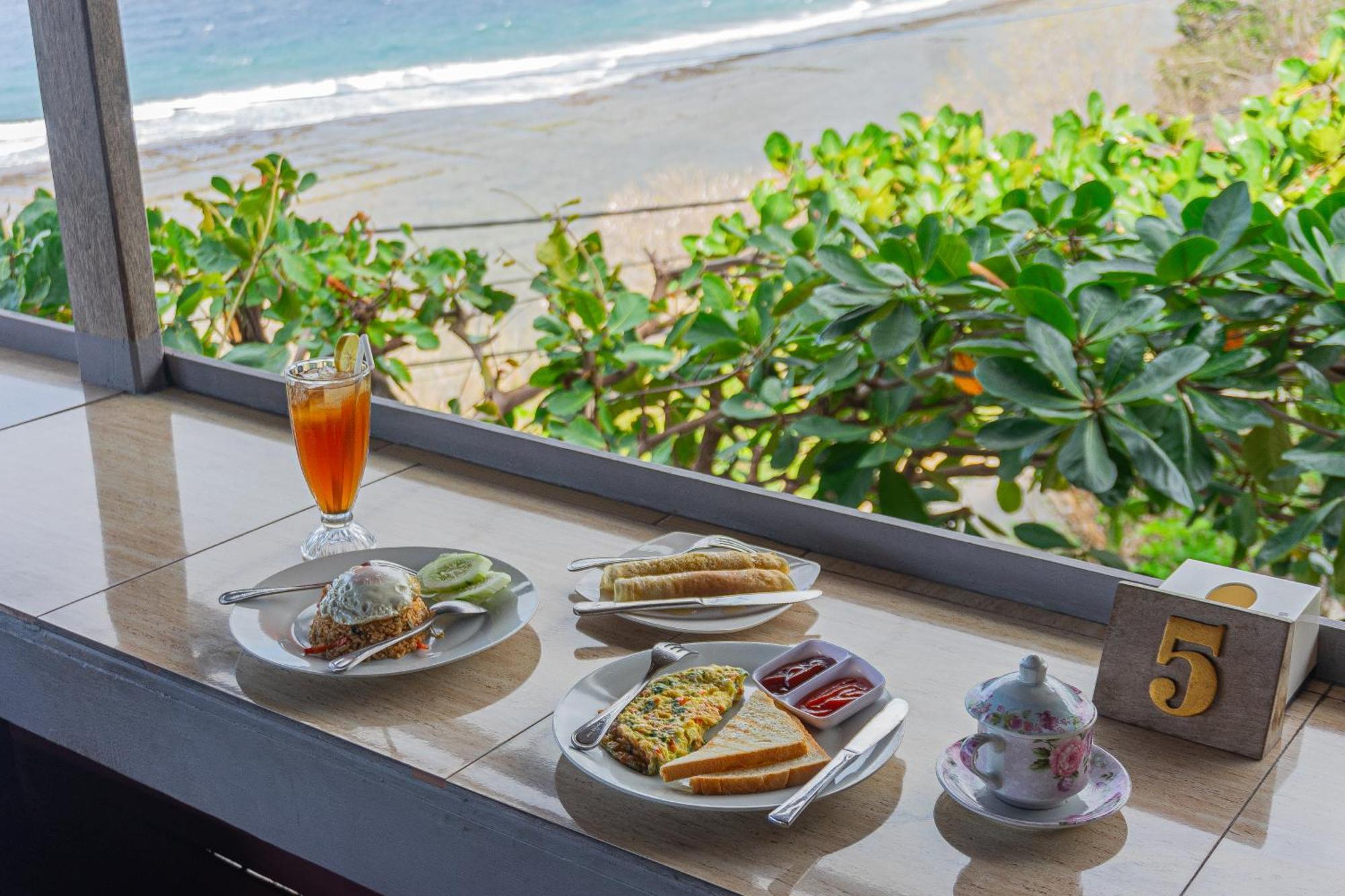 Manta Cottages With Sea View Batununggul Экстерьер фото