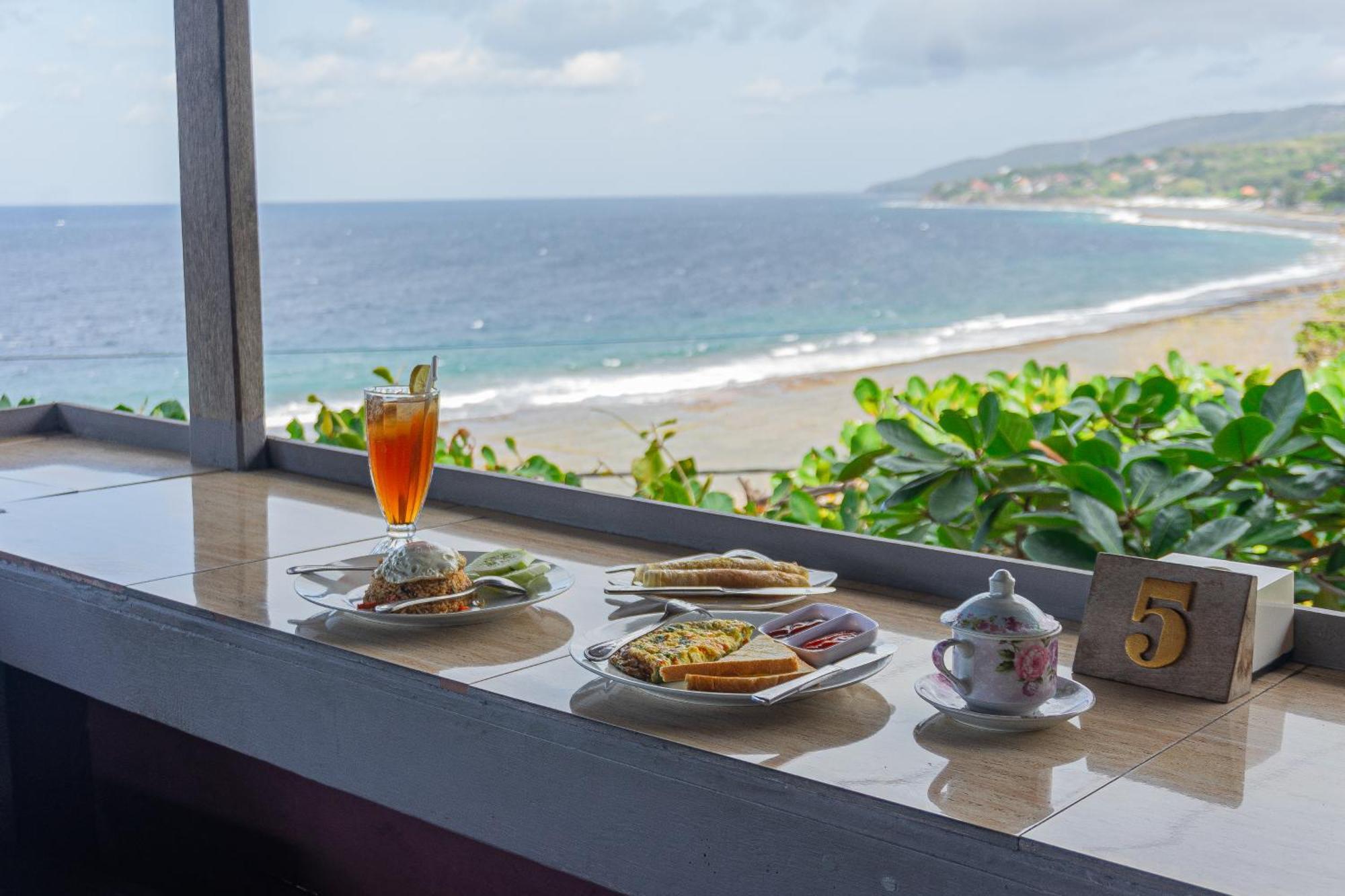 Manta Cottages With Sea View Batununggul Экстерьер фото