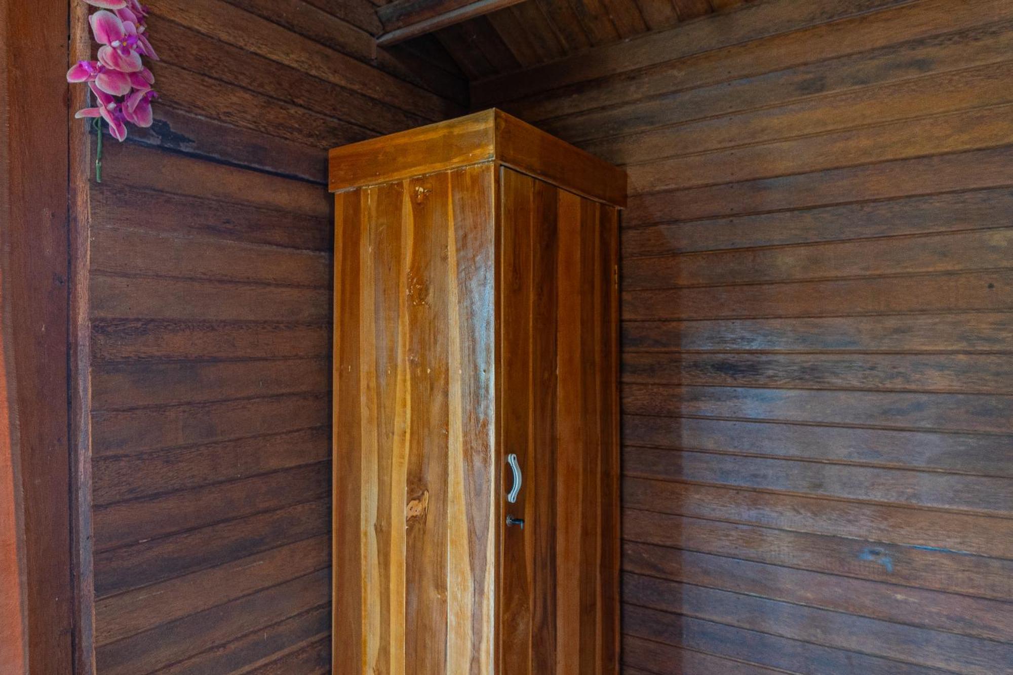 Manta Cottages With Sea View Batununggul Экстерьер фото