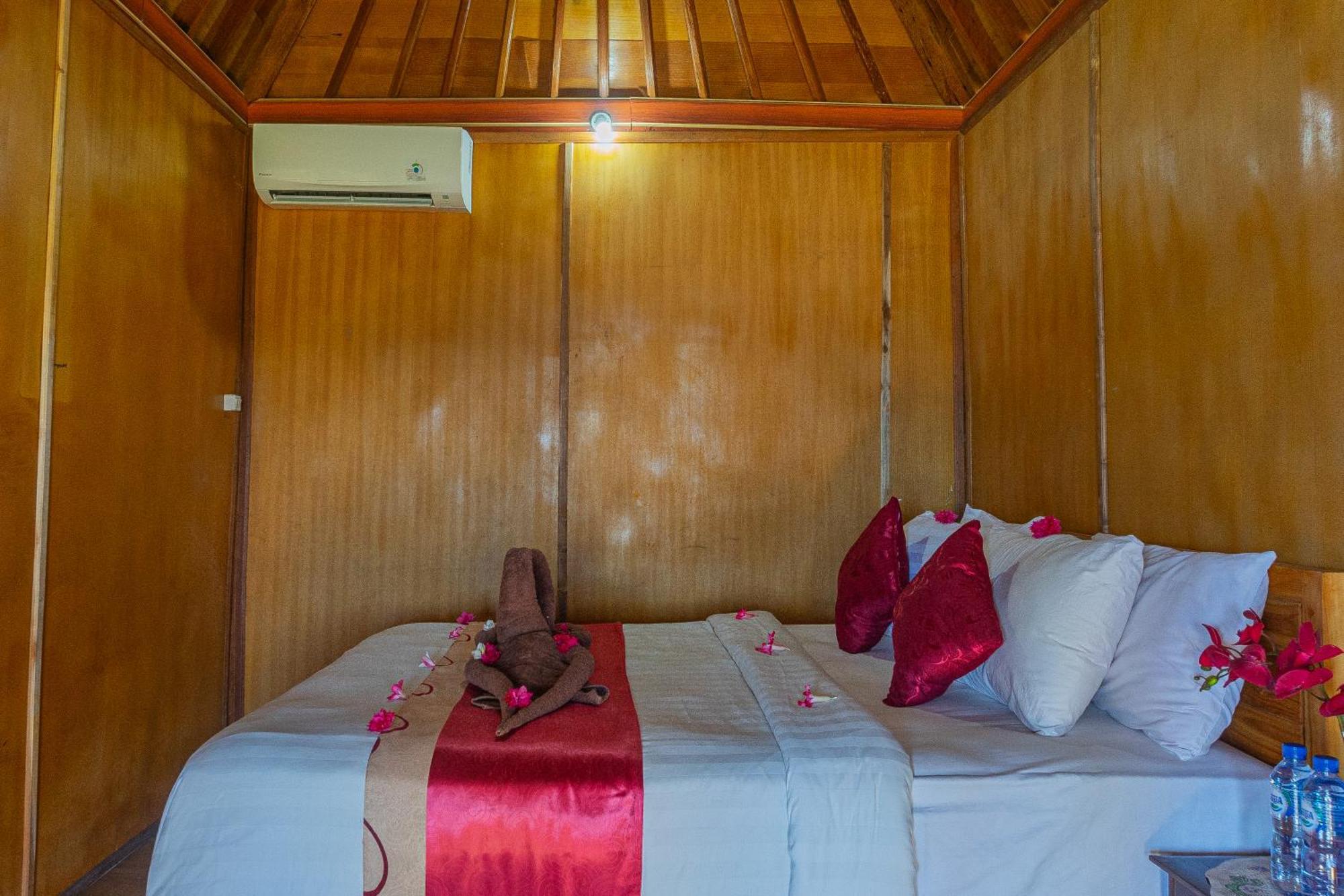 Manta Cottages With Sea View Batununggul Экстерьер фото