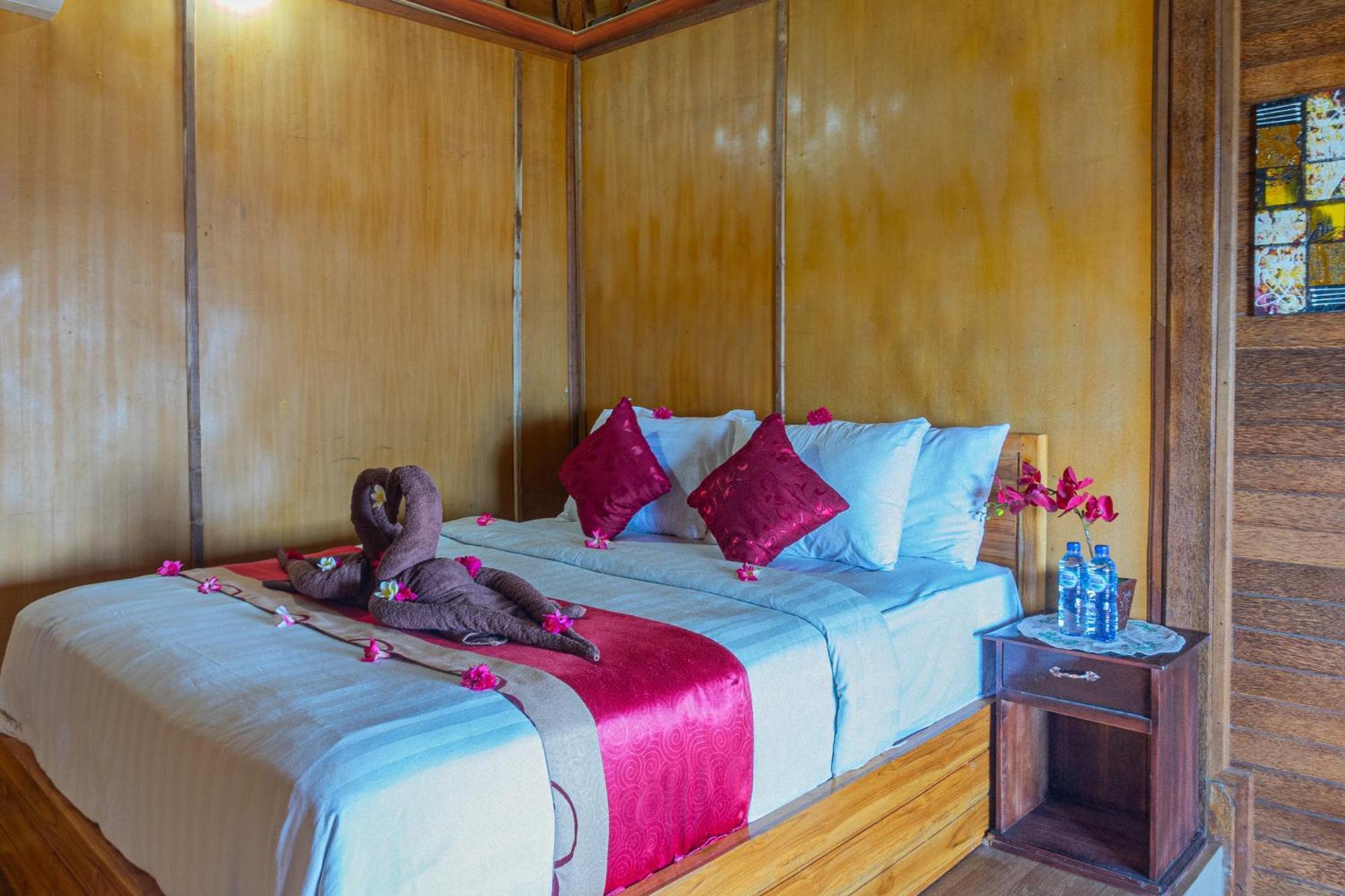 Manta Cottages With Sea View Batununggul Экстерьер фото